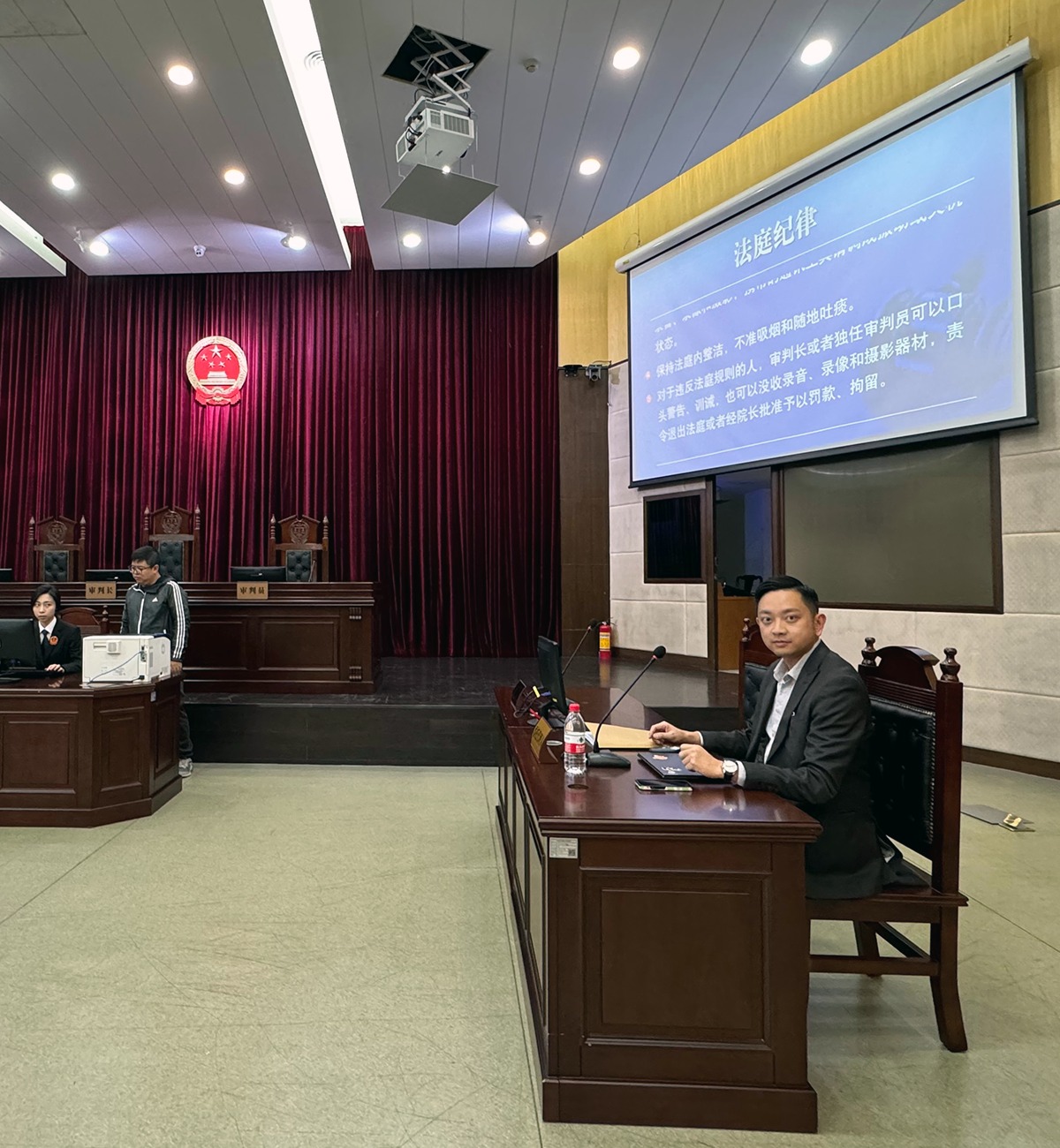 吳芃霆律師法庭工作情境照