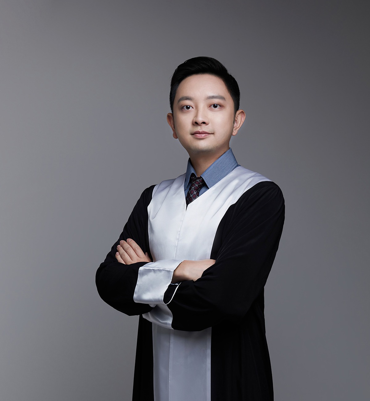 吳芃霆律師出庭律師袍形象照